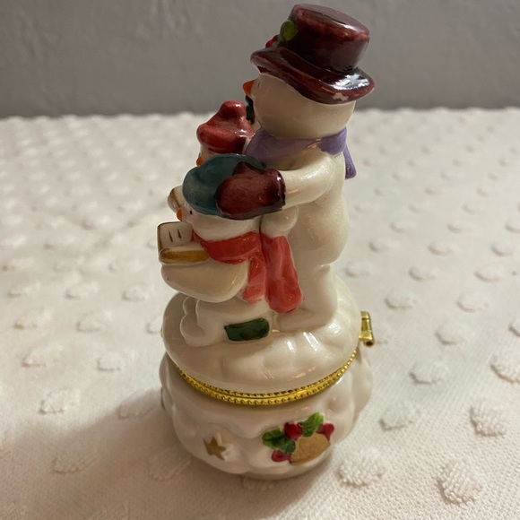 Snowman family porcelain trinket box - Picture 2 of 8